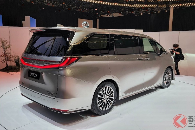 Giá xe Lexus LM 2023 hiện vẫn được giữ kín. Dự kiến, sau Trung Quốc, mẫu SUV hạng sang này cũng sẽ ra mắt thị trường Việt Nam trong tương lai.