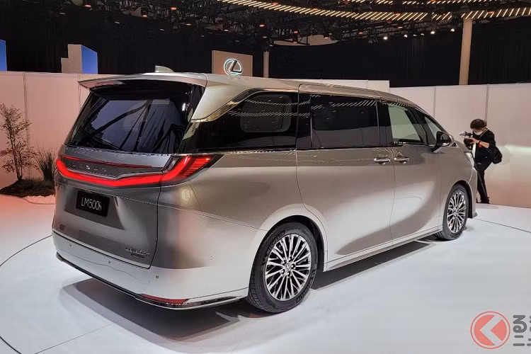 Giá xe Lexus LM 2023 hiện vẫn được giữ kín. Dự kiến, sau Trung Quốc, mẫu SUV hạng sang này cũng sẽ ra mắt thị trường Việt Nam trong tương lai.