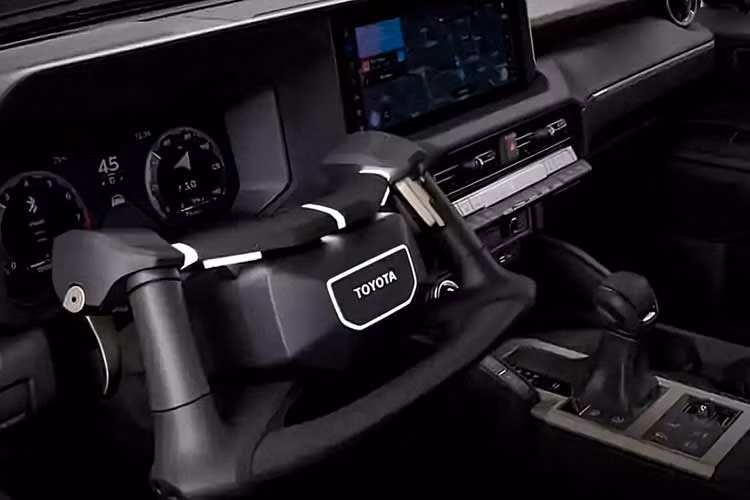 Hiện các thông tin về nội thất cũng như chi tiết về hệ truyền động vẫn đang được hãng xe Nhật Bản giữ kín. Nhiều khả năng xe sẽ được trang bị 2 mô-tơ điện nằm trên 2 cầu, mang đến hệ dẫn động 4 bánh.