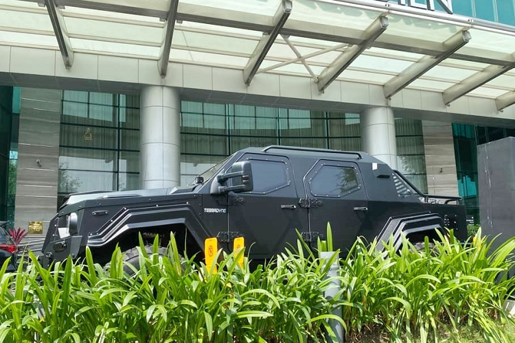 Mới đây, một đại gia tại TP HCM đã gây bất ngờ khi tậu chiếc xe bán tải Terradyne Gurkha bọc thép chống đạn và cho lăn bánh trên đường phố Việt và mang biển số nước bạn Campuchia. Được biết, mẫu xe "khủng long" này vốn được biết đến chỉ dành cho các cơ quan chính phủ, quân đội hay các nhóm lính đánh thuê.