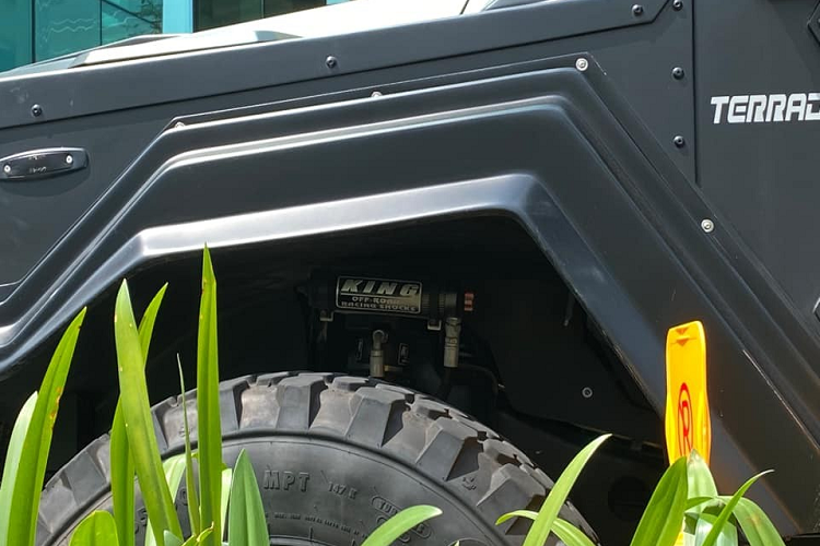 Sự xuất hiện của chiếc bán tải Terradyne Gurkha hàng khủng này đã khiến dân chơi xe Việt xôn xao. Trên thế giới, Terradyne Gurkha có 4 phiên bản nhưng chỉ có CIV là dành cho dân thường, còn LAPV, MPV và LPV được sản xuất dành cho chính phủ hay các tổ chức khác.