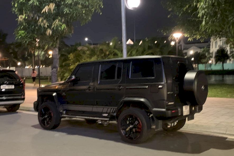 Cụ thể gần như toàn bộ ngoại thất gồm cản trước, đèn pha, lưới tản nhiệt, nắp capo, mâm xe,... được tạo hình lại hoàn toàn. Nếu nhìn thoáng qua, rất nhiều người sẽ lầm tưởng đây là một chiếc G63 "xịn".