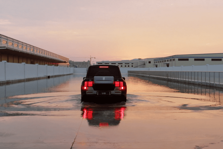 Công nghệ này được phát triển để cho phép Yangwang U8 bơi trên nước, do chế độ mới được kích hoạt giống như túi khí trong các tình huống như mưa lớn, ngập úng và lội nước băng qua những con đường trong rừng, từ đó mang đến cho người dùng sự an toàn thụ động tối đa trong trường hợp khẩn cấp.