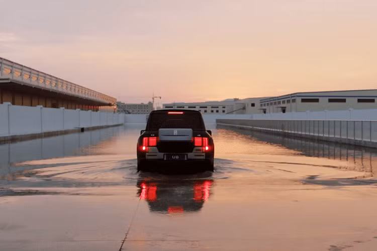 Công nghệ này được phát triển để cho phép Yangwang U8 bơi trên nước, do chế độ mới được kích hoạt giống như túi khí trong các tình huống như mưa lớn, ngập úng và lội nước băng qua những con đường trong rừng, từ đó mang đến cho người dùng sự an toàn thụ động tối đa trong trường hợp khẩn cấp.