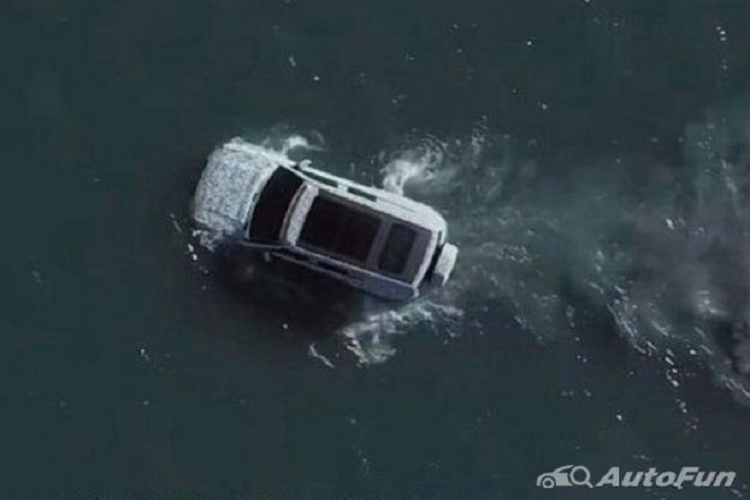 Khả năng lội nước khẩn cấp của Yangwang U8 sẽ được kích hoạt khi người dùng bật chế độ lội nước thông qua màn hình điều khiển trung tâm, lúc này, xe sẽ sử dụng nhiều cảm biến khác nhau để theo dõi độ sâu lội nước, tư thế cơ thể, tình trạng trượt bánh, v.v. nếu đáp ứng điều kiện nổi sẽ tự động kích hoạt trạng thái nổi khẩn cấp, cho phép xe di chuyển về phía trước và quay đầu sau khi vào trạng thái nổi trên mặt nước.