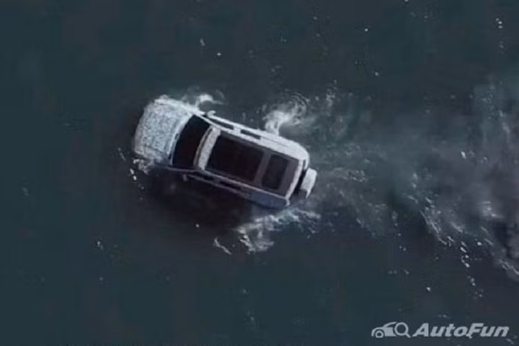 Khả năng lội nước khẩn cấp của Yangwang U8 sẽ được kích hoạt khi người dùng bật chế độ lội nước thông qua màn hình điều khiển trung tâm, lúc này, xe sẽ sử dụng nhiều cảm biến khác nhau để theo dõi độ sâu lội nước, tư thế cơ thể, tình trạng trượt bánh, v.v. nếu đáp ứng điều kiện nổi sẽ tự động kích hoạt trạng thái nổi khẩn cấp, cho phép xe di chuyển về phía trước và quay đầu sau khi vào trạng thái nổi trên mặt nước.