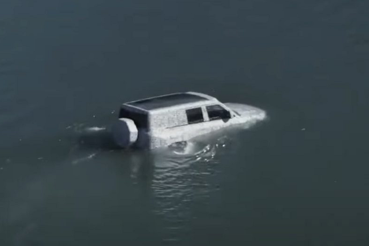 Khi kích hoạt khả năng nổi khẩn cấp, động cơ của xe sẽ tự động tắt trước, hệ thống treo sẽ được nâng lên trạng thái cao nhất, các cửa sổ sẽ tự động được nâng lên, các cửa gió điều hòa sẽ được chuyển sang trạng thái đóng và quạt làm mát cũng sẽ được bật điều khiển thích ứng, v.v., để mang lại hiệu quả bịt kín và chống thấm tốt hơn cho xe.