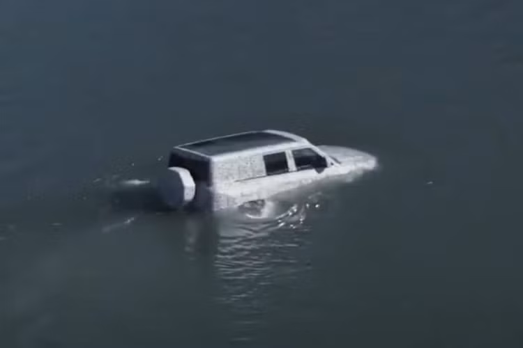 Khi kích hoạt khả năng nổi khẩn cấp, động cơ của xe sẽ tự động tắt trước, hệ thống treo sẽ được nâng lên trạng thái cao nhất, các cửa sổ sẽ tự động được nâng lên, các cửa gió điều hòa sẽ được chuyển sang trạng thái đóng và quạt làm mát cũng sẽ được bật điều khiển thích ứng, v.v., để mang lại hiệu quả bịt kín và chống thấm tốt hơn cho xe.