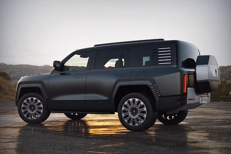 Ngoài ra, chiếc xe mới còn có thể hoàn thành nhiều trạng thái lái khác nhau, bao gồm xoay 360 độ tại 1 chỗ, di chuyển trên băng tuyết, vượt dốc sa mạc, hay có thể tiếp tục di chuyển tốc độ cao nhất 120 km/h khi bị xẹp lốp, chế độ nổi trên mặt nước hay đi ngang như cua.