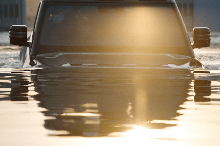 Vào ngày 15/9/2023 vừa qua, BYD đã mang đến 1 thông tin rất thú vị đó chính là việc toàn bộ dòng xe SUV điện Yangwang U8 2024 sẽ được trang bị khả năng nổi khẩn cấp theo tiêu chuẩn. Điều này được hiểu rằng, người mua xe U8 dù phiên bản nào, đều có thể trải nghiệm công nghệ nổi khẩn cấp rất thú vị trên chiếc xe U8.