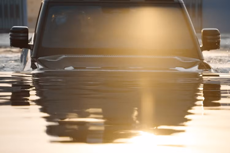 Vào ngày 15/9/2023 vừa qua, BYD đã mang đến 1 thông tin rất thú vị đó chính là việc toàn bộ dòng xe SUV điện Yangwang U8 2024 sẽ được trang bị khả năng nổi khẩn cấp theo tiêu chuẩn. Điều này được hiểu rằng, người mua xe U8 dù phiên bản nào, đều có thể trải nghiệm công nghệ nổi khẩn cấp rất thú vị trên chiếc xe U8.