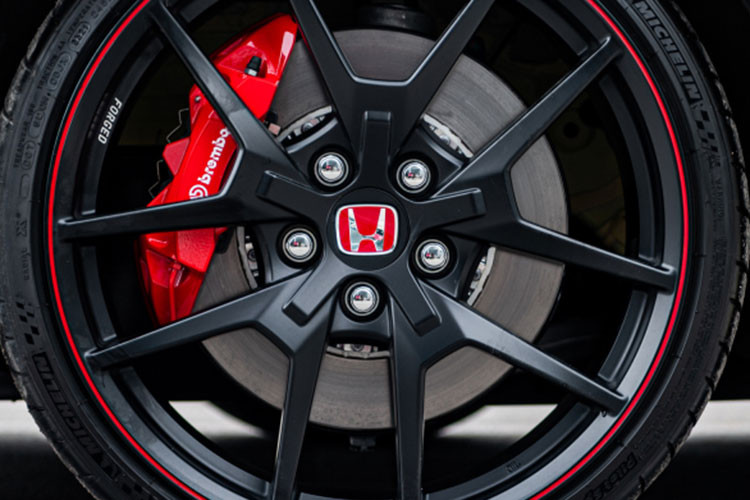 Lý do nhiều khách hàng Việt chọn mua xe Honda Civic Type R 2023 màu xám Sonic Grey Pear nằm ở việc đây là 1 trong những màu sơn "trend" của năm 2022 và 2023 này, hay còn được biết đến với tên gọi dân dã hơn là màu xám xi măng. Điểm khác biệt dễ nhận ra nhất của 2 chiếc Honda Civic Type R FL5 xám Sonic Grey Pear chính là vỏ gương của xe, 1 chiếc mang màu đen, xe còn lại sơn màu đỏ.