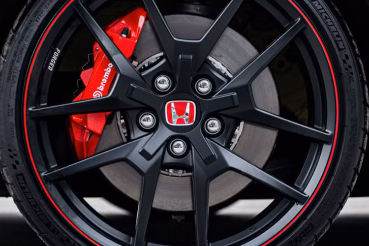 Lý do nhiều khách hàng Việt chọn mua xe Honda Civic Type R 2023 màu xám Sonic Grey Pear nằm ở việc đây là 1 trong những màu sơn "trend" của năm 2022 và 2023 này, hay còn được biết đến với tên gọi dân dã hơn là màu xám xi măng. Điểm khác biệt dễ nhận ra nhất của 2 chiếc Honda Civic Type R FL5 xám Sonic Grey Pear chính là vỏ gương của xe, 1 chiếc mang màu đen, xe còn lại sơn màu đỏ.