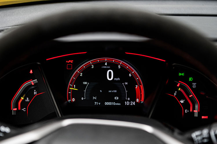 Xe có cản va trước bị loại bỏ đi cánh lướt gió cố định, 2 bên đầu xe không còn khoét thêm lỗ mà tập trung vào khí động học và phù hợp hơn cho một chiếc xe sedan hạng C hiệu suất cao di chuyển hàng ngày trên phố. Tiếp đến là có đúng 1 hốc gió giữa kéo dài, 2 bên đầu có thanh nẹp màu đen hình chữ L nằm ngang, kéo dài đến hốc gió, lưới tản nhiệt của xe cũng sửa đổi so với các bản Honda Civic khác.