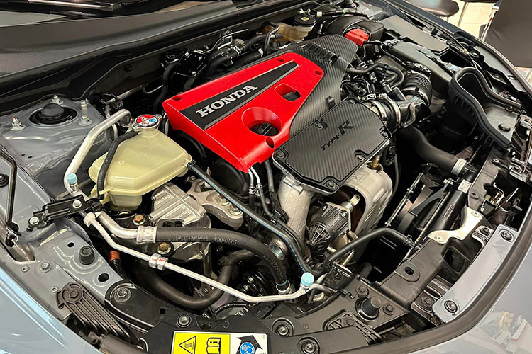 Sức mạnh này vẫn đồng hành cùng hộp số sàn 6 cấp nhưng có thêm công nghệ điều chỉnh vòng tua máy tự động, cần số cứng hơn và kiểu chuyển số được tối ưu hóa. Xe sử dụng hệ dẫn động cầu trước và bộ vi sai hạn chế trượt.