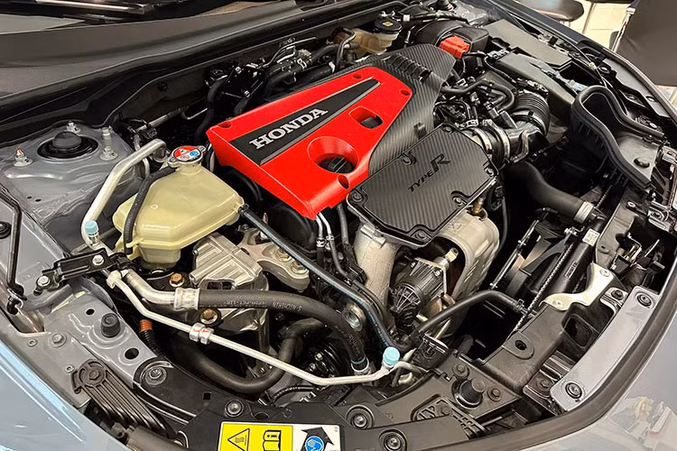 Sức mạnh này vẫn đồng hành cùng hộp số sàn 6 cấp nhưng có thêm công nghệ điều chỉnh vòng tua máy tự động, cần số cứng hơn và kiểu chuyển số được tối ưu hóa. Xe sử dụng hệ dẫn động cầu trước và bộ vi sai hạn chế trượt.