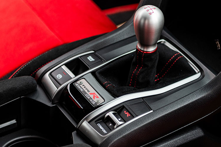 Mẫu xe đua đường phố Honda Civic Type R 2023 tại Việt Nam sở hữu khối động cơ 4 xi-lanh thẳng hàng K20C1, dung tích 2.0 lít, tăng áp, sản sinh ra công suất tối đa 315 mã lực tại 6.500 vòng/phút và mô-men xoắn 420 Nm trong khoảng 2.600 đến 4.000 vòng/phút.