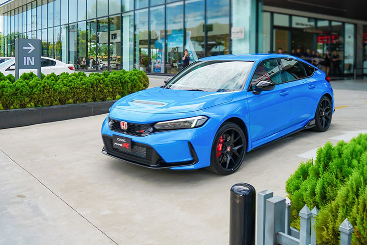 Giá xe Honda Civic Type R 2023 chính hãng tại Việt Nam bán ra từ 2,4 tỷ đồng, chưa bao gồm các tùy chọn cũng như chi phí lăn bánh xe, trong số các khách hàng sở hữu xe Honda Civic Type R 2023 đầu tiên tại Việt Nam có tay chơi siêu xe Cường Đô la.