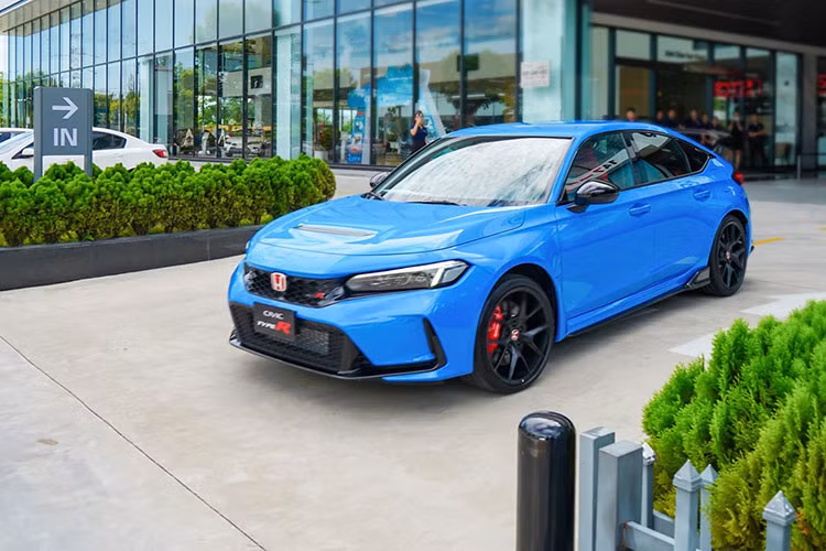 Giá xe Honda Civic Type R 2023 chính hãng tại Việt Nam bán ra từ 2,4 tỷ đồng, chưa bao gồm các tùy chọn cũng như chi phí lăn bánh xe, trong số các khách hàng sở hữu xe Honda Civic Type R 2023 đầu tiên tại Việt Nam có tay chơi siêu xe Cường Đô la.