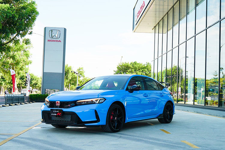 Honda Civic Type R cũng được trang bị hệ thống an toàn Honda Sensing hỗ trợ người lái như phanh giảm thiểu va chạm, đèn pha thích ứng tự động, kiểm soát hành trình thích ứng ở dải tốc độ thấp, giảm thiểu chệch làn, hỗ trợ giữ làn, thông báo xe phía trước khởi hành...