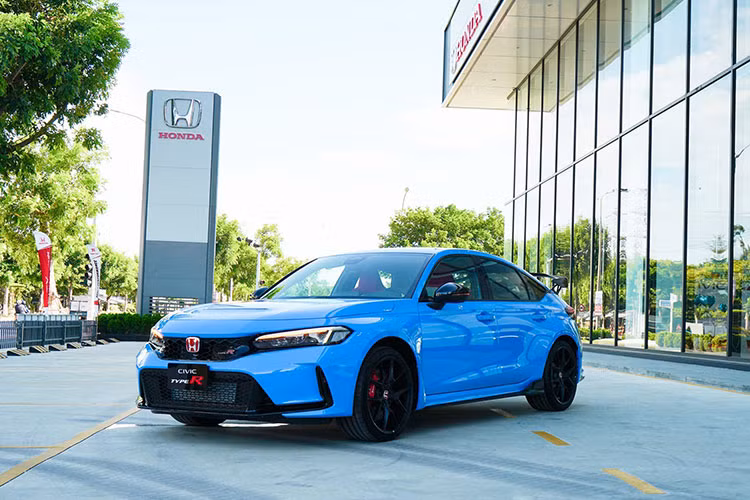 Honda Civic Type R cũng được trang bị hệ thống an toàn Honda Sensing hỗ trợ người lái như phanh giảm thiểu va chạm, đèn pha thích ứng tự động, kiểm soát hành trình thích ứng ở dải tốc độ thấp, giảm thiểu chệch làn, hỗ trợ giữ làn, thông báo xe phía trước khởi hành...