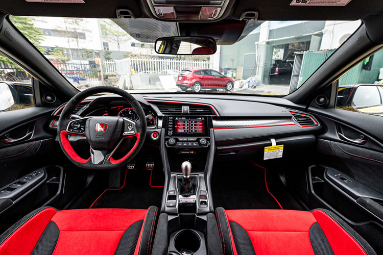 Bên cạnh cặp đôi xe đua đường phố Honda Civic Type R 2023 màu xám Sonic Grey Pear, còn có 2 xe khác mang ngoại thất Championship White và Racing Blue Pearl, mang đến sự đa dạng màu sắc cho hội xe Honda Civic Type R FL5 này. Như vậy, chỉ còn thiếu xe mang màu đỏ Rallye Red và đen Crystal Black Pearl trong hội nhóm này.