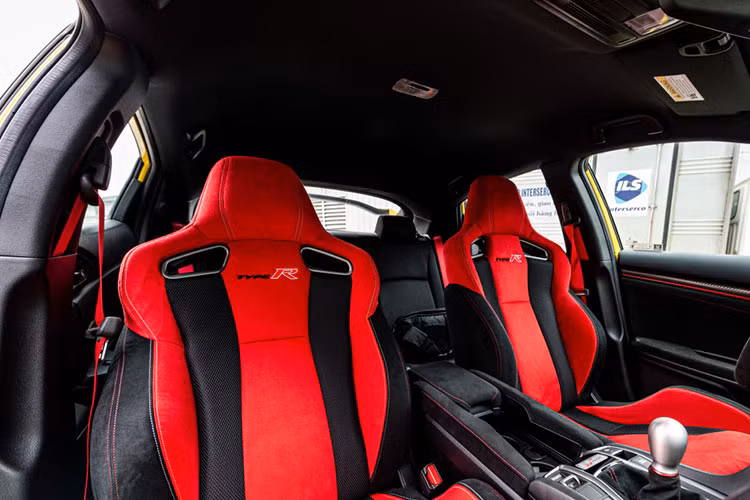 Bước sang thế hệ mới, Honda Civic Type R 2023 có phần đầu xe hiền lành hơn so với thế hệ trước, vốn chỉ có đúng 1 xe được nhập về nước thuộc sở hữu của ông Đặng Lê Nguyên Vũ.