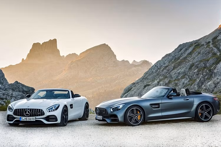 Mercedes-AMG GT Roadster còn được trang bị hệ thống kiểm soát không khí thích ứng. Cửa chớp nằm dọc phía sau đầu xe có thể đóng/mở bằng mô-tơ điện để điều chỉnh hiệu suất làm mát cũng như luồng không khí cần thiết. Ở thiết kế, lưới tản nhiệt trước AMG Panamericana đi kèm 15 thanh mạ crôm nằm dọc theo phong cách xe đua của hãng là điểm nhấn của Mercedes-AMG GT Roadster.