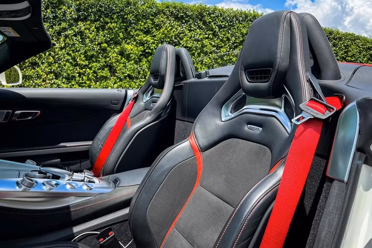 Hiện chiếc xe thể thao hiệu năng cao Mercedes-AMG GT Roadster chào bán với mức giá 7,5 tỷ đồng, rẻ hơn 4 tỷ đồng so với cách đây 6 năm, đã tính luôn chi phí lăn bánh của xe. Được biết, tình trạng của chiếc Mercedes-AMG GT Roadster độc nhất Việt Nam là đã chạy được hơn 9.000 km, xe có ngoại thất sơn màu trắng Diamond White với điểm nhấn nhiều chi tiết sơn đen và quan trọng, xe có bộ mui mềm màu đỏ.