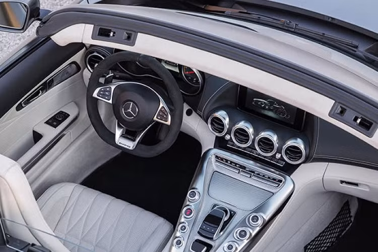 Đuôi xe tích hợp thêm 2 hốc gió nhằm tăng tính khí động học cho xe. Khoang nội thất bên trong Mercedes-AMG GT Roadster là sự kết hợp giữa sự sang trọng và phong cách thể thao với ghế thể thao AMG bọc da Nappa kết hợp các chi tiết ốp carbon sáng màu, và cả sọc cũng như dây đai an toàn màu đỏ.