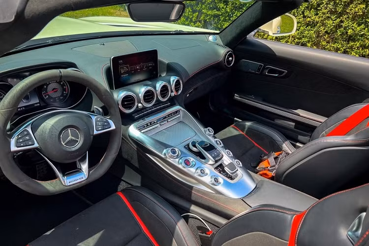 Phần mui mềm của xe thể thao mui trần Mercedes-AMG GT Roadster với cấu trúc nâng hạ 3 lớp, được làm từ sự kết hợp giữa ma-giê, thép và nhôm để giảm trọng lượng, nhờ đó, Mercedes-AMG GT Roadster chỉ nặng 1.595 kg trong khi GTC Roadster có trọng lượng 1.660 kg.