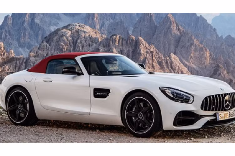 Ở phiên bản mui trần, Mercedes-AMG GT Roadster không chỉ đơn giản là cắt đi phần mui cứng của bản Coupe và trang bị thêm mui xếp điện, ngoại hình của siêu xe này cũng được thay đổi thiết kế. Phần đầu xe nắp capô kéo dài và có lưới tản nhiệt với 15 thanh dọc, cản va trước và hốc gió cũng được thiết kế lại.