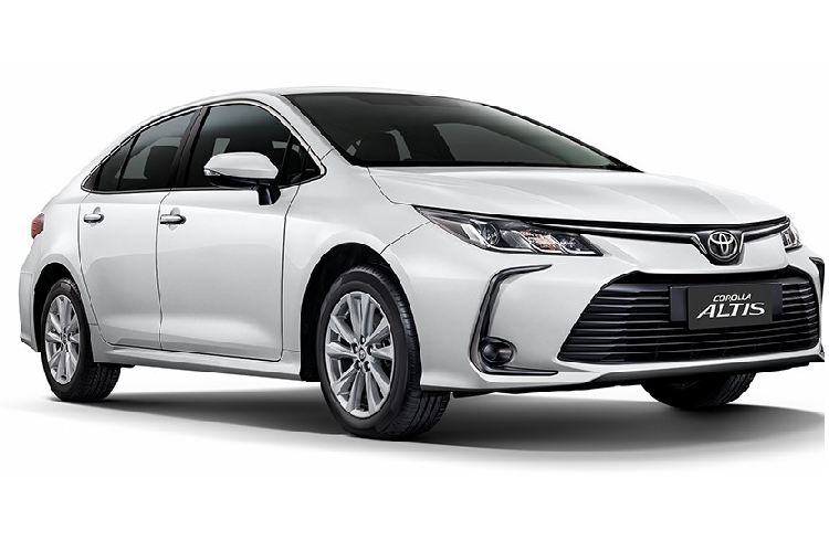 Chưa hết, Toyota Corolla Altis 1.6 G 2023 còn có thêm tính năng gập ghế sau theo tỷ lệ 60:40 và hệ thống kết nối T-Connect. Hệ thống này mang đến những tính năng như tìm vị trí xe, định vị khi xe bị ăn trộm, gọi cấp cứu, nhắc nhở bảo dưỡng,... Đặc biệt, bản 1.6 G tiêu chuẩn còn được trang bị camera lùi và 2 cảm biến khoảng cách đỗ xe phía sau mới.