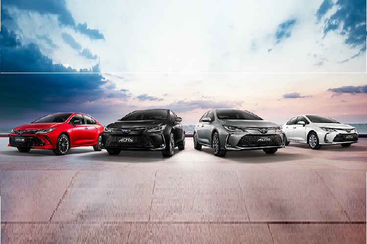 Ở phiên bản 1.6 G tiêu chuẩn, Toyota Corolla Altis 2023 được bổ sung vành hợp kim 16 inch với thiết kế mới trong khi ngoại hình giữ nguyên như cũ. Bên trong xe, mẫu sedan hạng C này có thêm màn hình cảm ứng trung tâm 9 inch mới, hỗ trợ Apple CarPlay và Android Auto không dây.