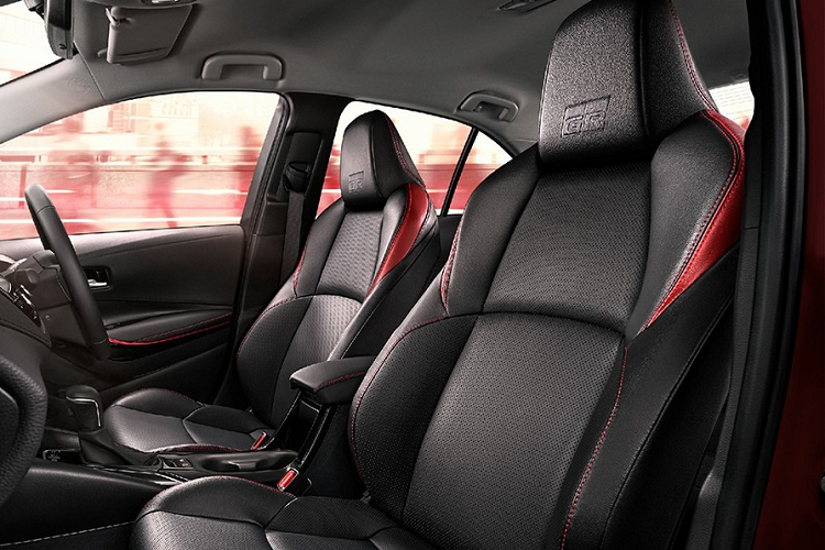 Khi mua Toyota Corolla Altis 2023, khách hàng Thái Lan có thể chọn các màu sơn như bạc, trắng, xám, đen và đỏ. Trong đó, bạc là màu sơn mới còn đỏ chỉ dành cho bản HEV GR Sport.