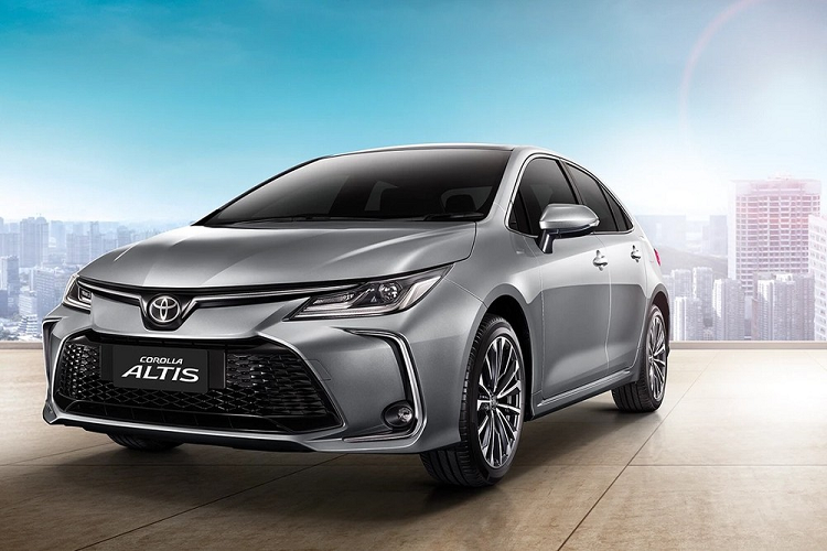 Bên cạnh đó là những tính năng mới như màn hình hiển thị thông tin kính lái HUD mới, màn hình cảm ứng trung tâm 9 inch, hỗ trợ Apple CarPlay và Android Auto không dây, 2 cổng USB Type C và hệ thống điều hòa tự động 2 vùng. Tuy nhiên, bản cao cấp nhất lại bị cắt rèm che nắng kính sau và tính năng tự động điều chỉnh góc gương chiếu hậu khi lùi.