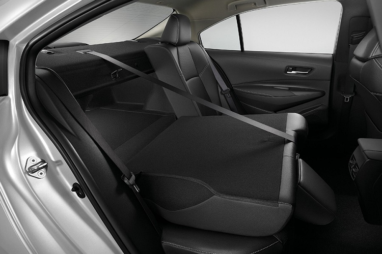 Ngoài ra, Toyota Corolla Altis HEV GR Sport còn được điều chỉnh hệ thống treo và la-zăng dành riêng cho phiên bản này. Giá bán của bản HEV GR Sport cũng tăng 15.000 Baht (10 triệu đồng). Trừ những thay đổi trên, Toyota Corolla Altis 2023 tại Thái Lan không có gì mới. 