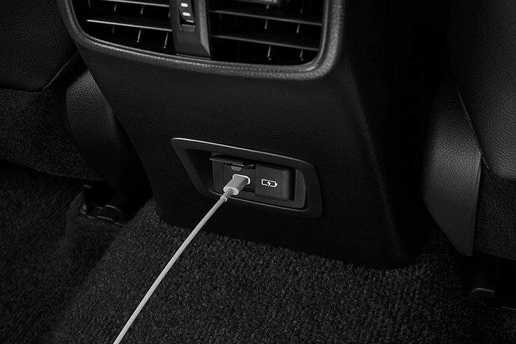 Với bản HEV Premium, những thay đổi về ngoại thất, nội thất và giá bán giống hệt với bản 1.8 Sport. Ngoài ra, bản HEV Premium còn bị cắt tính năng tự động điều chỉnh góc gương chiếu hậu khi lùi. Cuối cùng là bản HEV GR Sport với những nâng cấp như bảng đồng hồ kỹ thuật số 12,3 inch, có thể thay đổi 4 giao diện, bao gồm Casual, Smart, Tough và Sporty.