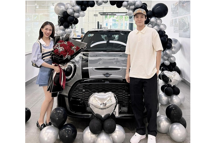 Mới đây, con gái rượu của đại gia Minh Nhựa cũng đã khiến không ít người choáng khi mua tiếp một chiếc xe ôtô đắt tiền, lần này, là một chiếc xe Mini Cooper đời mới.