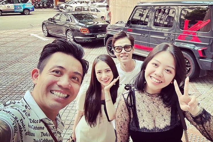 Chiếc xe Mini Cooper của Minh Nhựa cùng chồng mới mua có ngoại thất được sơn màu xám đẹp mắt cùng sọc kép màu đen, hiện tại, giá xe Mini Cooper tại Việt Nam từ 2 tỷ đồng.