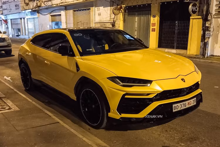Được biết, chiếc Lamborghini Urus bản Pearl Capsule được đưa về Việt Nam theo diện nhập khẩu tư nhân từ đầu năm ngoái. Đến giữa năm, xe chính thức thuộc quyền sở hữu của một đại gia tại Sài Gòn.