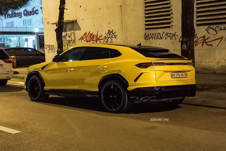 Ngoài ra, Lamborghini Urus phiên bản Pearl Capsule còn được trang bị gương chiếu hậu tích hợp đèn báo rẽ. Bên cạnh đó, Lamborghini tích hợp camera ở hai bên, hỗ trợ hệ thống quan sát 360.