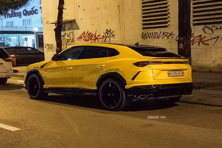 Ngoài ra, Lamborghini Urus phiên bản Pearl Capsule còn được trang bị gương chiếu hậu tích hợp đèn báo rẽ. Bên cạnh đó, Lamborghini tích hợp camera ở hai bên, hỗ trợ hệ thống quan sát 360.