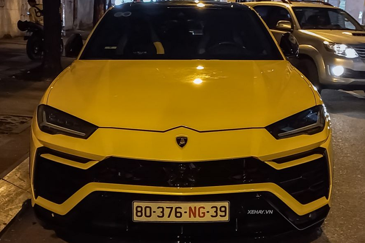 Lamborghini Urus phiên bản đặc biệt gây ấn tượng với ngoại thất màu vàng Giallo Inti, độc quyền của gói độ Pearl Capsule. Ngoài màu Giallo Inti, gói độ Pearl Capsule còn cung cấp cho khách hàng 2 tuỳ chọn màu sơn khác là xanh Verde Mantis và cam Arancio Borealis.