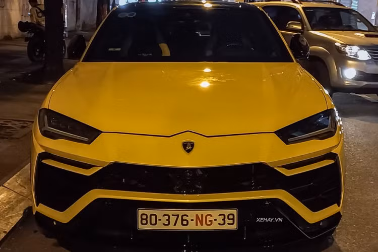 Lamborghini Urus phiên bản đặc biệt gây ấn tượng với ngoại thất màu vàng Giallo Inti, độc quyền của gói độ Pearl Capsule. Ngoài màu Giallo Inti, gói độ Pearl Capsule còn cung cấp cho khách hàng 2 tuỳ chọn màu sơn khác là xanh Verde Mantis và cam Arancio Borealis.