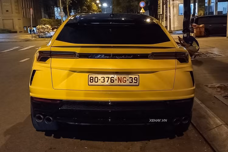 Bên cạnh màu vàng chủ đạo, nhiều chi tiết trên thân xe được sơn đen, tạo sự tương phản tối đa. Xe còn có nhiều chi tiết làm từ chất liệu carbon như ốp hốc gió phía trước, bên hông và sau xe, cản va trước/sau hay cho đến các vòm bánh.