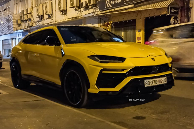 Nhờ vậy mà Lamborghini Urus có thể tăng tốc từ vị trí xuất phát lên 100 km/h chỉ trong thời gian 3,6 giây trước khi đạt vận tốc tối đa 305 km/h. Giá xe Lamborghini Urus Pearl Capsule đặc biệt này tại Việt Nam không được tiết lộ. Trước đó, hầu hết đại lý tư nhân chào bán giá siêu SUV này ở mức hơn 20 tỷ đồng.
