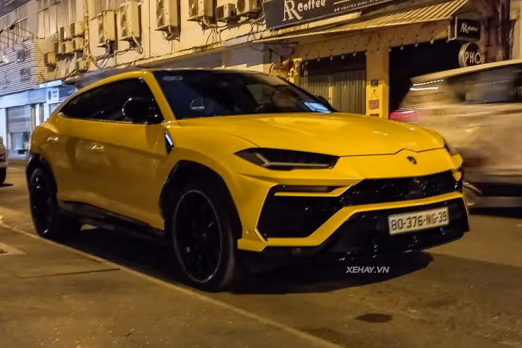 Nhờ vậy mà Lamborghini Urus có thể tăng tốc từ vị trí xuất phát lên 100 km/h chỉ trong thời gian 3,6 giây trước khi đạt vận tốc tối đa 305 km/h. Giá xe Lamborghini Urus Pearl Capsule đặc biệt này tại Việt Nam không được tiết lộ. Trước đó, hầu hết đại lý tư nhân chào bán giá siêu SUV này ở mức hơn 20 tỷ đồng.