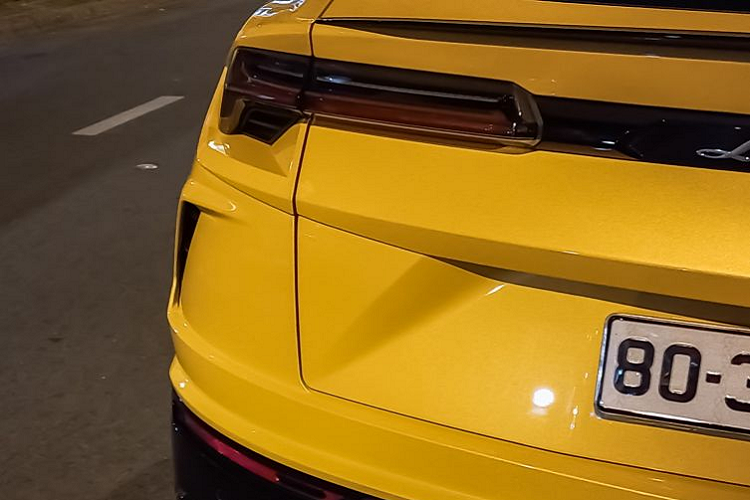 Ngoài ra, trên ghế ngồi của xe còn có điểm nhấn như chỉ khâu hình lục giác đặc trưng của Lamborghini hay tựa đầu ghế thêu logo "bò tót". Tương tự như ngoại thất, khoang cabin của Lamborghini Urus Pearl Capsule cũng có một số chi tiết làm từ sợi carbon.