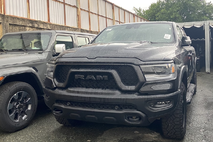 Là một mẫu bán tải cỡ lớn thuộc dòng RAM 1500, RAM Rebel 2023 mới được đặt tên theo cuộc thi offroad ở Mỹ, nó được truyền cảm hứng từ lòng phiêu lưu, dũng cảm và quyết đoán của các tay lái.